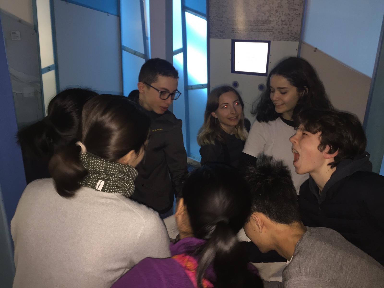 Au musée Arktikum, petit challenge qui restera le plus longtemps avec sa main sur le bloc de glace ?!