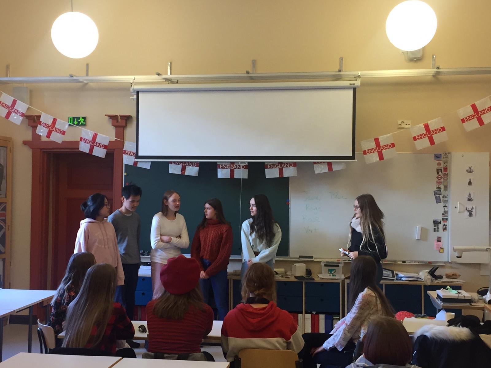Nos élèves donnent un cours de français aux finlandais