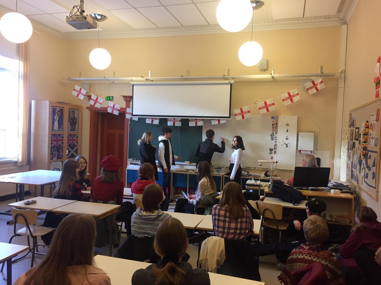 7 Les élèves donnent un cours de français aux Finlandais